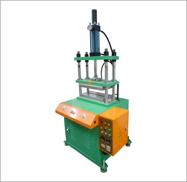 四柱油（yóu）壓機廠家（ji?。?></a> 四柱油壓機廠家
                            <div   class=